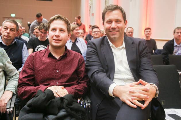Kevin Kuehnert, Juso-Chef und Lars Klingbeil, Generalsekretaer bei der Diskussion ueber die geplante große Koalition vor dem SPD-Mitgliedervotum, Basisveranstaltungen der Landesparteien im Kulturhaus am 19.02.2018 in Luckenwalde. Eventpress Rekdal Datum 19.02.2018 *** Kevin Kuehnert, Juso chief and Lars Klingbeil, secretary general discussing the planned grand coalition ahead of the SPD members vote, grassroots events of the state parties at the Kulturhaus on 19 02 2018 in Luckenwalde Eventpress Rekdal Date 19 02 2018 Copyright: xEventpressxRekdalx