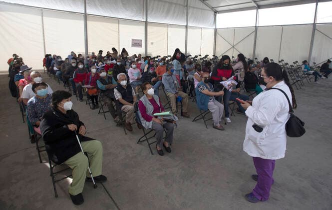 Covid-19 Vaccine Application For Older Adults In Mexico ECATEPEC, MEXICO - MARCH 29: A health worker give instructions to Elderlies before they get a dose of the Sinovac Biotech COVID-19 vaccine, at the inside of facilities of Americas sports center in Ecatepec, Mexico State, during a vaccination program to seniors more that 60 years old. On March 29, 2021 in Ecatepec, Mexico. Copyright: xLeonardoxCasasx EYEPIXGROUP_LC_29032021_5560