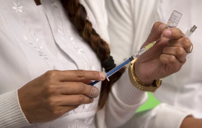 Covid-19 Vaccine Application For Older Adults In Mexico ECATEPEC, MEXICO - MARCH 29: A health worker prepares a dose of the Sinovac Biotech COVID-19 vaccine, at the inside of facilities of Americas sports center in Ecatepec, Mexico State, during a vaccination program to seniors more that 60 years old. On March 29, 2021 in Ecatepec, Mexico. Copyright: xLeonardoxCasasx EYEPIXGROUP_LC_29032021_5564