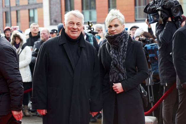 Heinz Hoenig mit Ehefrau Annika Kärsten bei der Trauerfeier für Jan Fedder in der Hamburger Hauptkirche St. Michaelis. *** Heinz Hoenig with his wife Annika Kärsten at the funeral service for Jan Fedder in Hamburgs main church St Michaelis Copyright: xEventpressxGolejewskix