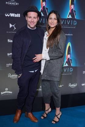 Ben Blümel und Frau Caro auf dem Roten Teppich bei der Weltpremiere von VIVID - Grand Show im Friedrichstadt-Palast in Berlin. *** Ben Blümel and wife Caro on the red carpet at the world premiere of VIVID Grand Show at Friedrichstadt Palast in Berlin Copyright: xEventpressxRadkex
