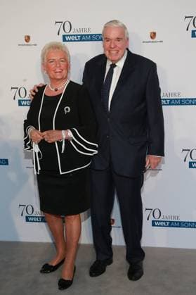 Klaus-Michael Kühne und Frau Christine auf dem grauen Teppich bei 70 Jahre WELT AM SONNTAG Hotel THE FONTENAY in Hamburg *** Klaus Michael Kühne and wife Christine on the grey carpet at the 70th anniversary of WELT AM SONNTAG Hotel THE FONTENAY in Hamburg Copyright: xEventpressxFuhrx