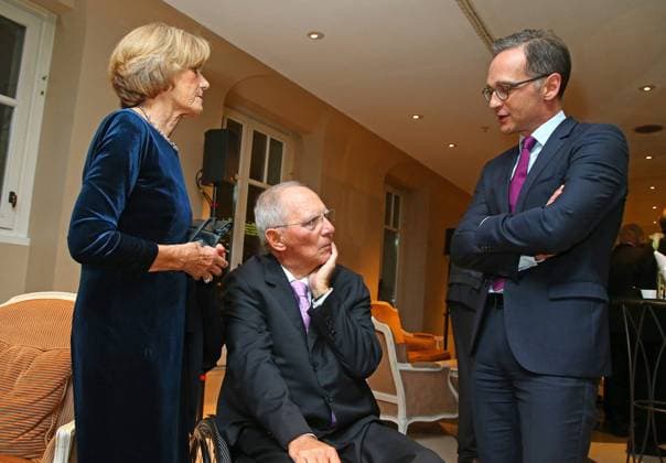 Wolfgang und Ingeborg Schaeuble mit Heiko Maas bei der Preisverleihung des > Preis für Zivilcourage gegen Rechtsradikalismus, Antisemitismus und Rassismus < im Hotel Adlon in Berlin *** Wolfgang and Ingeborg Schaeuble with Heiko Maas at the award ceremony of the Prize for Civil Courage against Right-Wing Radicalism, Anti-Semitism and Racism at the Hotel Adlon in Berlin Copyright: xEventpressxHHHx