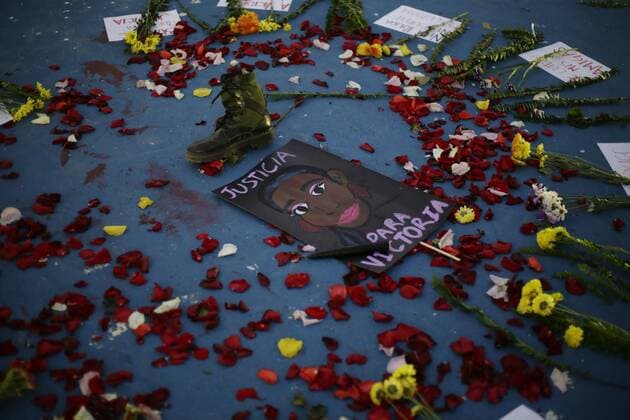 Flowers and posters left by a group of women that demonstrated to demand justice after the murder of Salvadoran migrant Victoria Salazar, who died after being subdued by the police in Mexico, at the Monument to the Constitution in San Salvador, El Salvador, 29 March 2021. EFE Rodrigo Sura Feminists demand justice for the death of a Salvadoran migrant !ACHTUNG: NUR REDAKTIONELLE NUTZUNG!  Copyright: xRodrigoxSurax AME6650 20210330-637526790049902307