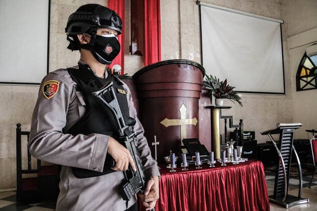 News Themen der Woche KW13 Bilder des Jahres 2021, News 03 März News Bilder des Tages March 30, 2021, Makassar, South Sulawesi, Indonesia: After the bomb incident in front of the Makassar Cathedral Church, the police provided security at a number of churches in Makassar City, Indonesia. In the run-up to the Good Friday celebration, the police carried out sweeps in a number of churches to ensure the celebration went safely. Police broke into the church and combed several rooms to make sure there were no dangerous objects or bombs. The examination was carried out at the Masale Congregation Church, Panakkukang District, Makassar. Makassar Indonesia - ZUMAb223 20210330_zip_b223_006 Copyright: xHerwinxBaharx