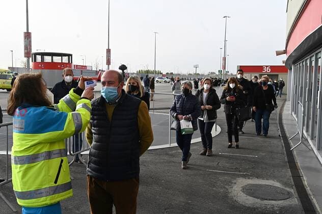 A man (2-L) has his temperature tested as he waits in a queue to be vaccinated against COVID-19 virus disease outside Wanda Metropolitano Stadium in Madrid, Spain, 30 March 2021. The vaccination of population aged 60-65 began to be vaccinated with AstraZeneca vaccine. COVID-19 vaccination program !ACHTUNG: NUR REDAKTIONELLE NUTZUNG!  Copyright: xFERNANDOxVILLARx GRAF4289 20210330-637527002270825453