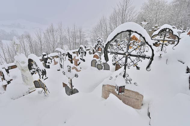 snowed graves in the cemetery grave crosses on the cemetery in Ruhpolding Ruhpolding Bavaria Germany Copyright: xRolfxPossx