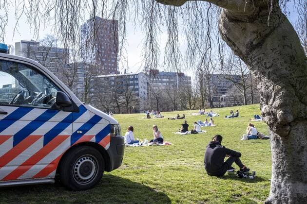 The following text was translated automatically The Netherlands, Nijmegen, 30 03 2021, The sun is shining in the park people are sitting Police check whether everyone complies with the measures Photo ANP Hollandse Hoogte Manon Bruininga  Copyright: xHollandsexHoogtex xManonxBruiningax x429710885x