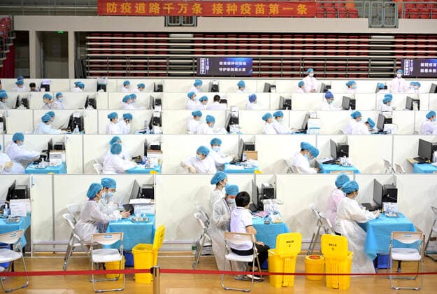 News Bilder des Tages NANNING, CHINA - MARCH 29: Local residents line up to receive the COVID-19 vaccine at Guangxi Sports Center gymnasium on March 29, 2021 in Nanning, Guangxi Zhuang Autonomous Region of China.  Copyright: xVCGx CFP111323471517