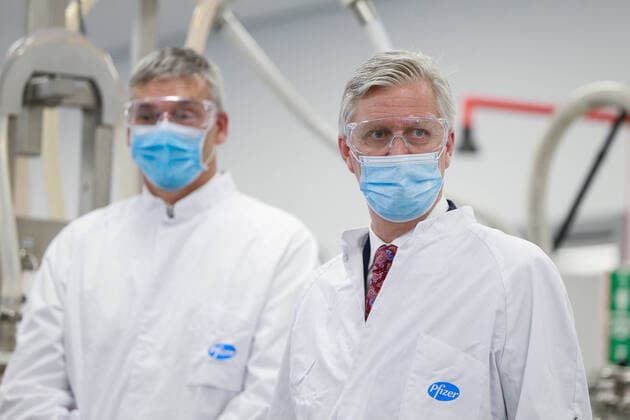 Bilder des Jahres 2021, Entertainment 03 März Entertainment Themen der Woche KW13 Bilder des Jahres 2021, Entertainment 03 März Entertainment Bilder des Tages King Philippe of Belgium (R) and Manager Director of Pfizer Puurs Luc Van Steenwinkel listen the explanations on LNP (Lipid Nano Particle) SKID machine during a visit to the Pfizer-BioNTech vaccine production site in Puurs, Belgium, 30 March 2021. The pharmaceutical group Pfizer is finalizing its mRNA-type vaccine on this site. Pfizer is also unveiling its new SKID machine, which encapsulates the active substance of the vaccine in lipids to keep it functioning efficiently. STEPHANIE LECOCQ POOL Reporters STAG STEPHANIExLECOCQ