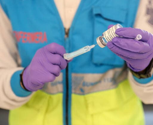 A health professional holds a syringe and a vial with the Covid-19 vaccine, in a device installed at the Wanda Metropolitano Stadium, in Madrid, Spain, on March 30, 2021. The Community of Madrid has begun to vaccinate this Tuesday against Covid-19 to the general population aged 60 to 65 years with doses of AstraZeneca. Also, next week will begin to vaccinate people aged 77, 78 and 79 years with doses of Pfizer. 30 MARCH 2021;WANDA METROPOLITANO;MADRID;COMMUNITY OF MADRID Marta Fernandez Jara LagenciaEP 03 30 2021 MADRID MADRID Spain Copyright: xMartaxFernandezxJarax 3627706