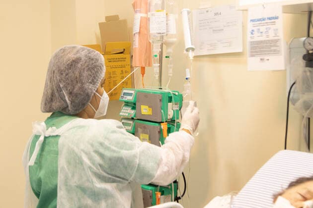 RIO DE JANEIRO, RJ - 30.03.2021: BRASIL REGISTRA 3780 MORTES POR COVID 19 - Brazil registers a new record of deaths by COVID 19 in the last 24 hours, 3780. As well as the highest average of deaths per week since the beginning of the pandemic, 2710. x2048594x  CarlosxEliasxJunior