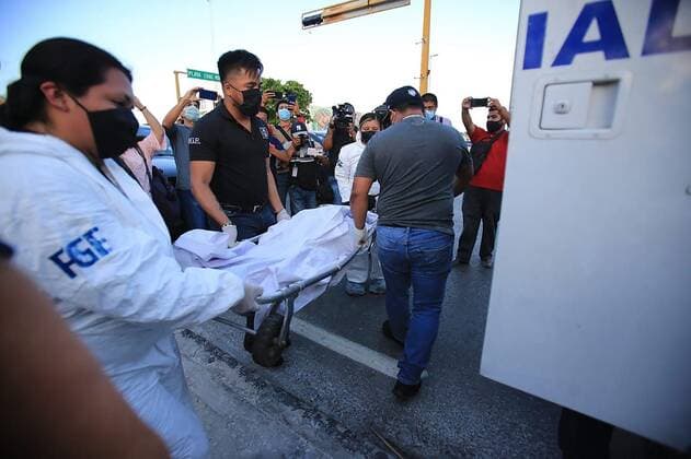 Forensics transfer today, the body of one of the two victims of the crash of a plane in the city of Cancun, Quintana Roo state, Mexico 30 March 2021. A plane collapsed on Tuesday afternoon in an accident that left at least two dead in the Nichupte Lagoon, an area near a commercial and residential complex in the hotel part of Cancun, in the Mexican Caribbean. Two dead in the fall of a plane in the tourist area of ??Mexico Cancun !ACHTUNG: NUR REDAKTIONELLE NUTZUNG!  Copyright: xAlonsoxCupulx MEX8613 20210331-637527618716757827
