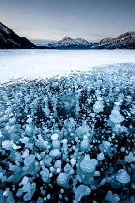 IMAGO Nature: Unsere Erde, Umweltvertr?gliche Herausforderungen des 21. Jahrhunderts, Methan Frozen methane bubbles on Lake Abraham, Kootenay Plains, Alberta, Canada, North America Copyright: DominicxByrne 1293-87