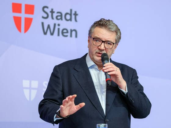 20210331 Press conference at Vienna City Hall - Immunization schedule for April VIENNA, AUSTRIA - MARCH 31: City Councillor for Social Affairs, Health and Sport Peter Hacker (SPOe) at Press conference - at Vienna City Hall - Immunization schedule for April at Town hall on March 31, 2021 in Vienna, Austria. 210331_SEPA_10_038 Copyright: xMichaelxIndrax SEPAxMedia