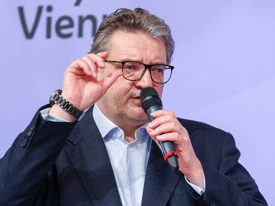 20210331 Press conference at Vienna City Hall - Immunization schedule for April VIENNA, AUSTRIA - MARCH 31: City Councillor for Social Affairs, Health and Sport Peter Hacker (SPOe) at Press conference - at Vienna City Hall - Immunization schedule for April at Town hall on March 31, 2021 in Vienna, Austria. 210331_SEPA_10_046 Copyright: xMichaelxIndrax SEPAxMedia