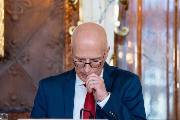 Hamburg Senate announces night-time curfews for Hamburg Press conference at City Hall Senate decides on additional measures to contain the spread of Coronavirus in Hamburg First Mayor Dr Peter Tschents