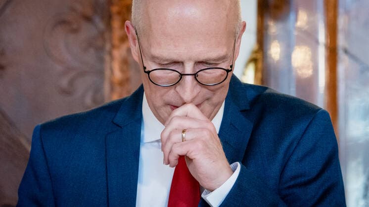 Hamburg Senate announces night-time curfews for Hamburg Press conference at City Hall Senate decides on additional measures to contain the spread of Coronavirus in Hamburg First Mayor Dr Peter Tschents