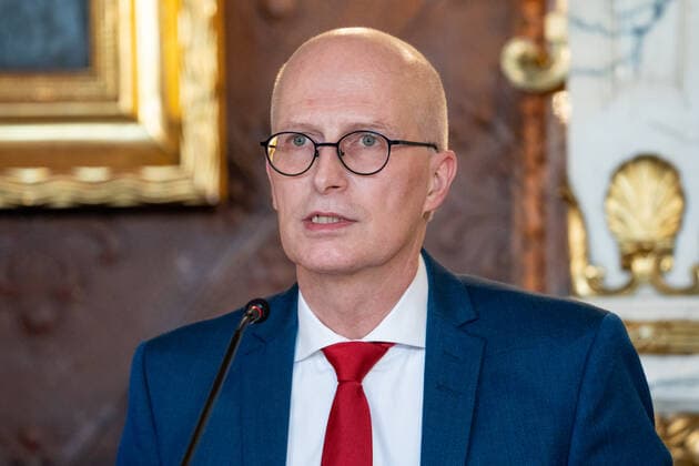 Hamburg Senate announces night-time curfews for Hamburg Press conference at City Hall Senate decides on additional measures to contain the spread of Coronavirus in Hamburg First Mayor Dr Peter Tschents
