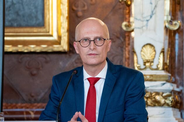 Hamburg Senate announces night-time curfews for Hamburg Press conference at City Hall Senate decides on additional measures to contain the spread of Coronavirus in Hamburg First Mayor Dr Peter Tschents