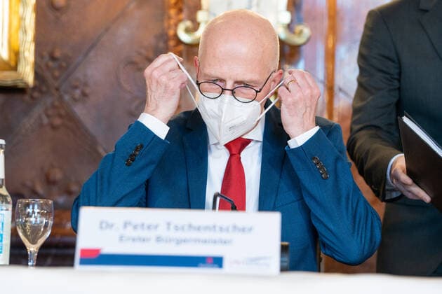 Hamburg Senate announces night-time curfews for Hamburg Press conference at City Hall Senate decides on additional measures to contain the spread of Coronavirus in Hamburg First Mayor Dr Peter Tschents