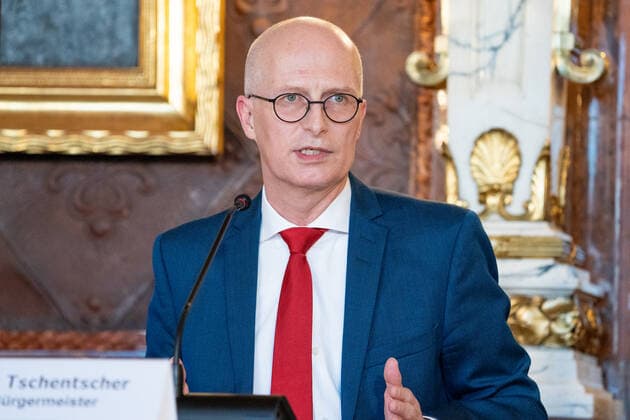 Hamburg Senate announces night-time curfews for Hamburg Press conference at City Hall Senate decides on additional measures to contain the spread of Coronavirus in Hamburg First Mayor Dr Peter Tschents