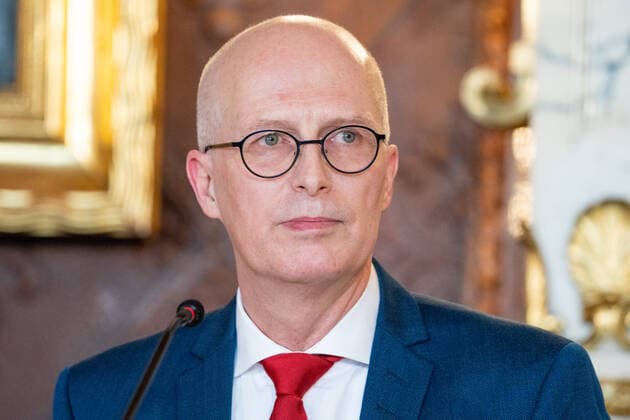 Hamburg Senate announces night-time curfews for Hamburg Press conference at City Hall Senate decides on additional measures to contain the spread of Coronavirus in Hamburg First Mayor Dr Peter Tschents