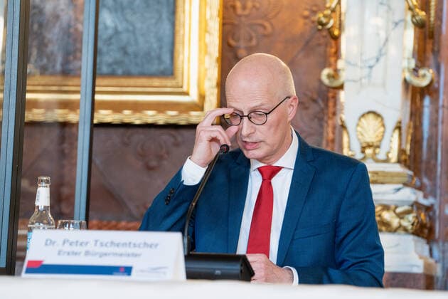 Hamburg Senate announces night-time curfews for Hamburg Press conference at City Hall Senate decides on additional measures to contain the spread of Coronavirus in Hamburg First Mayor Dr Peter Tschents
