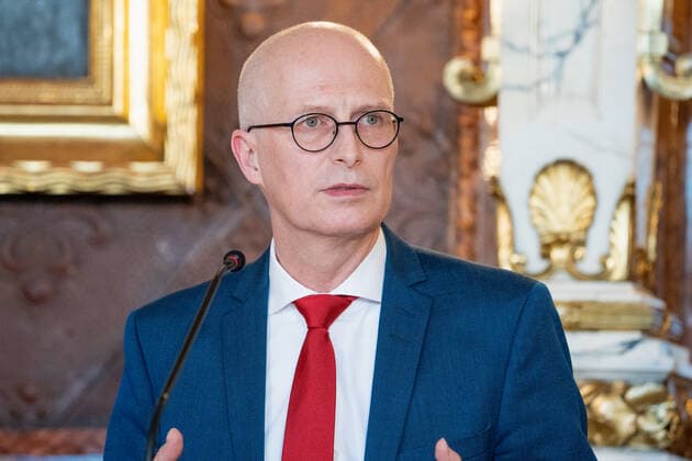 Hamburg Senate announces night-time curfews for Hamburg Press conference at City Hall Senate decides on additional measures to contain the spread of Coronavirus in Hamburg First Mayor Dr Peter Tschents