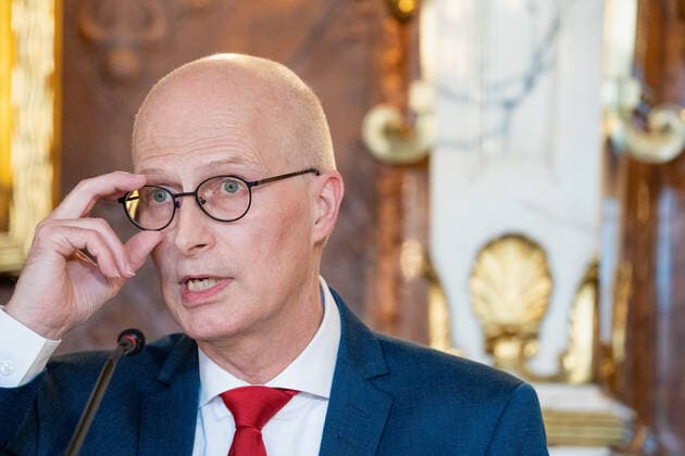 Hamburg Senate announces night-time curfews for Hamburg Press conference at City Hall Senate decides on additional measures to contain the spread of Coronavirus in Hamburg First Mayor Dr Peter Tschents