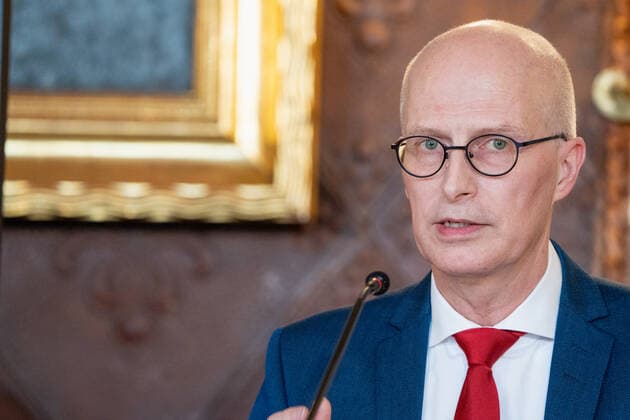 Hamburg Senate announces night-time curfews for Hamburg Press conference at City Hall Senate decides on additional measures to contain the spread of Coronavirus in Hamburg First Mayor Dr Peter Tschents