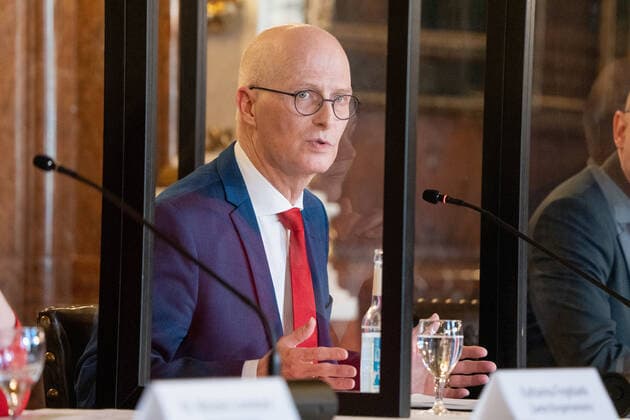 Hamburg Senate announces night-time curfews for Hamburg Press conference at City Hall Senate decides on additional measures to contain the spread of Coronavirus in Hamburg First Mayor Dr Peter Tschents