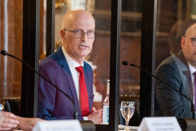 Hamburg Senate announces night-time curfews for Hamburg Press conference at City Hall Senate decides on additional measures to contain the spread of Coronavirus in Hamburg First Mayor Dr Peter Tschents