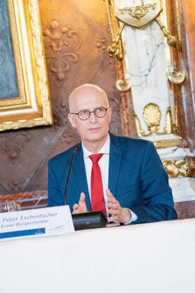 Hamburg Senate announces night-time curfews for Hamburg Press conference at City Hall Senate decides on additional measures to contain the spread of Coronavirus in Hamburg First Mayor Dr Peter Tschents