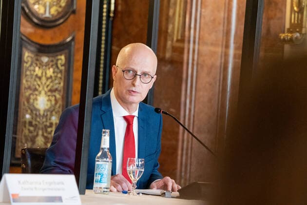 Hamburg Senate announces night-time curfews for Hamburg Press conference at City Hall Senate decides on additional measures to contain the spread of Coronavirus in Hamburg First Mayor Dr Peter Tschents