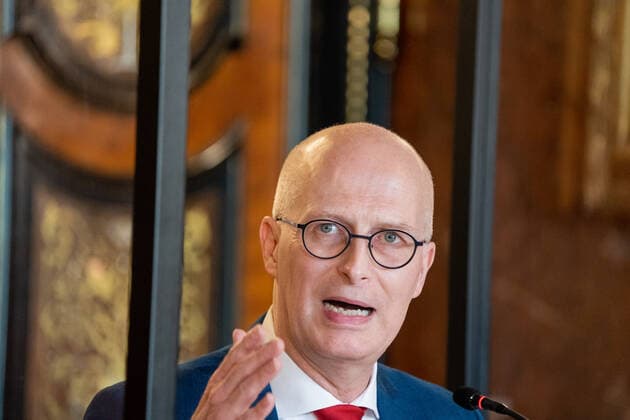 Hamburg Senate announces night-time curfews for Hamburg Press conference at City Hall Senate decides on additional measures to contain the spread of Coronavirus in Hamburg First Mayor Dr Peter Tschents