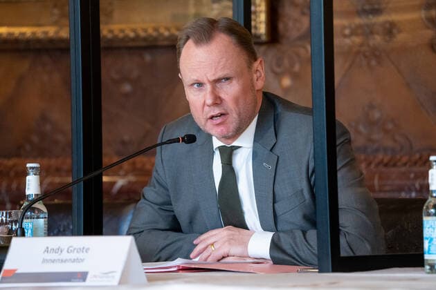 Hamburg Senate announces night-time curfews for Hamburg Press conference at City Hall Senate decides on additional measures to contain the spread of coronavirus in Hamburg Interior Senator Andy Grote Hamburg Senate announces night-time curfews for