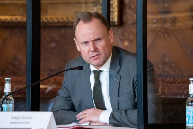 Hamburg Senate announces night-time curfews for Hamburg Press conference at City Hall Senate decides on additional measures to contain the spread of coronavirus in Hamburg Interior Senator Andy Grote Hamburg Senate announces night-time curfews for