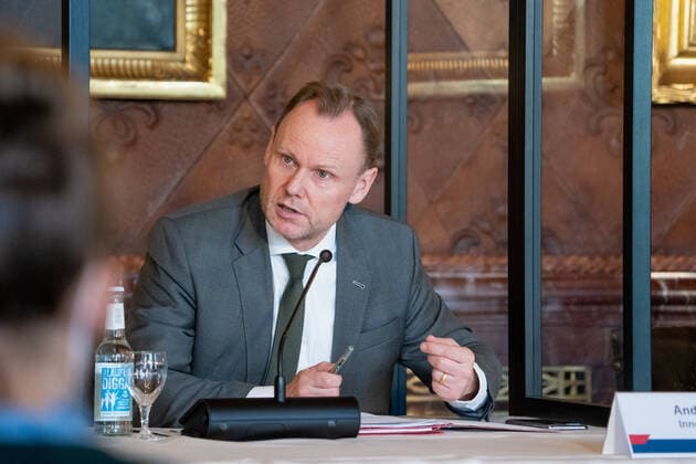 Hamburg Senate announces night-time curfews for Hamburg Press conference at City Hall Senate decides on additional measures to contain the spread of coronavirus in Hamburg Interior Senator Andy Grote Hamburg Senate announces night-time curfews for