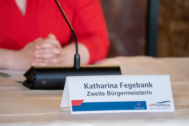 Hamburg Senate announces night-time curfews for Hamburg Press conference at City Hall Senate decides on additional measures to contain the spread of coronavirus in Hamburg Second Mayor Katharina Fegebank Hambu