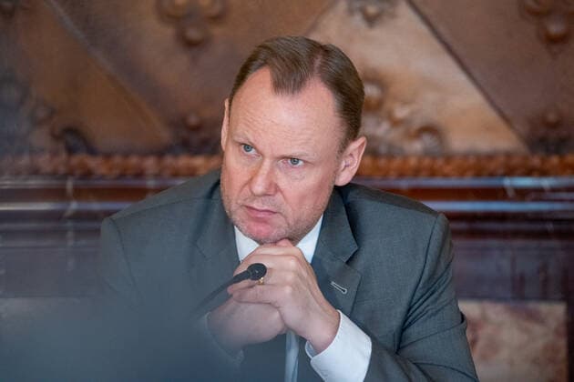 Hamburg Senate announces night-time curfews for Hamburg Press conference at City Hall Senate decides on additional measures to contain the spread of coronavirus in Hamburg Interior Senator Andy Grote Hamburg Senate announces night-time curfews for