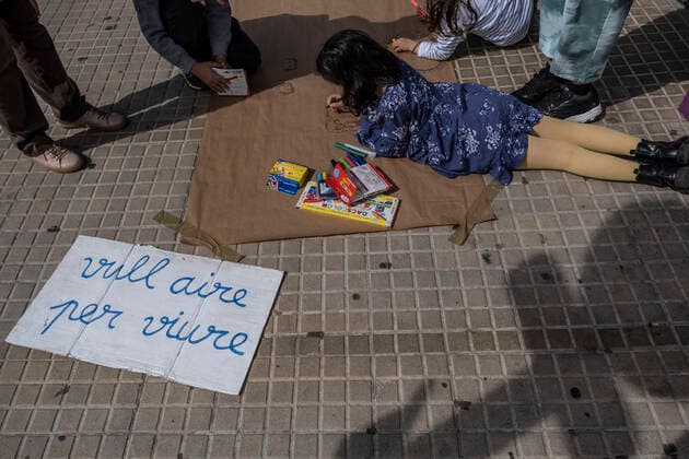 March 31, 2021, Barcelona, Catalonia, Spain: A minor making drawings during the demonstration..Summoned by the platform against the obligation of sanitary masks in minors, El Tercer Grupo, some fifty people have gathered at the doors of the Sant Joan De Deu Children s Hospital to protest the call of the hospital to carry out tests of the covid 19 vaccine on minors. Barcelona Spain - ZUMAs197 20210331_zaa_s197_052 Copyright: xPacoxFreirex