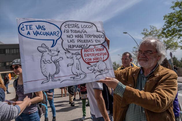 March 31, 2021, Barcelona, Catalonia, Spain: Francesc Colet, holding a placard expressing his opinion, during the demonstration..Summoned by the platform against the obligation of sanitary masks in minors, El Tercer Grupo, some fifty people have gathered at the doors of the Sant Joan De Deu Children s Hospital to protest the call of the hospital to carry out tests of the covid 19 vaccine on minors. Barcelona Spain - ZUMAs197 20210331_zaa_s197_065 Copyright: xPacoxFreirex