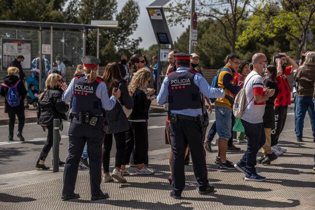March 31, 2021, Barcelona, Catalonia, Spain: Police asking protesters to leave the main door of the hospital during the demonstration..Summoned by the platform against the obligation of sanitary masks in minors, El Tercer Grupo, some fifty people have gathered at the doors of the Sant Joan De Deu Children s Hospital to protest the call of the hospital to carry out tests of the covid 19 vaccine on minors. Barcelona Spain - ZUMAs197 20210331_zaa_s197_069 Copyright: xPacoxFreirex