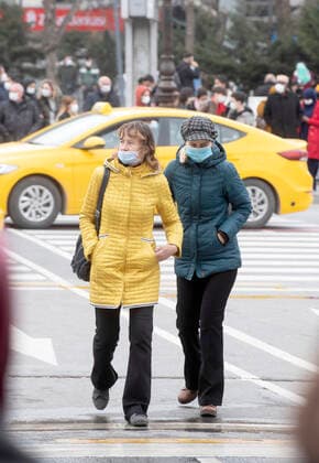 People wearing face masks walk on a street in Ankara, Turkey, on March 31, 2021. Turkey has confirmed 31,537 deaths and 3,317,182 positive cases of the coronavirus infection in the country. ( Copyright: AbdurrahmanxAntakyalix-xDepoxPho DSC_3937