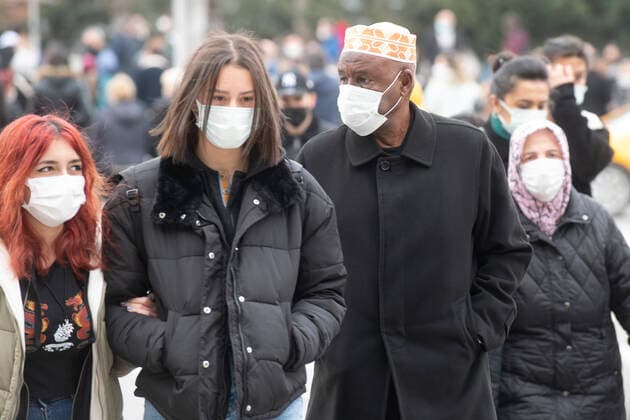 People wearing face masks walk on a street in Ankara, Turkey, on March 31, 2021. Turkey has confirmed 31,537 deaths and 3,317,182 positive cases of the coronavirus infection in the country. ( Copyright: AbdurrahmanxAntakyalix-xDepoxPho DSC_3953
