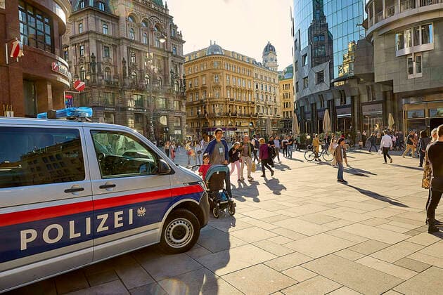 - Wien 31.03.2021 - Coronavirus Krise - Nach den weiter steigenden Infektionszahlen durch das Coronavirus werden von morgen 01.04.21 für Wien , Niederösterreich und das Burgenland neue Massnahmen in Kraft treten. Während der bis 11.04.21 dauernden sog. Osterruhe werde der Handel und alle körpernahen Dienstleistungen geschlossen bleiben. Ausgenommen Supermärkte. Apotheken, Drogerien, Banken etc. Auch dieGastronomie bleibt geschlossen. PHOTO: Polizisten und zahlreiche Kunden am Stock im Eisen Platz Stephansplatz die den letzten Einkaufstag vor Ostern in der Wiener Innenstadt nutzen. Vienna, Austria - Coronavirus Crisis - After the further increase in the number of infections caused by the coronavirus, new measures will come into force 