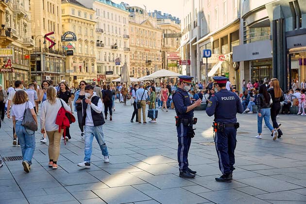 - Wien 31.03.2021 - Coronavirus Krise - Nach den weiter steigenden Infektionszahlen durch das Coronavirus werden von morgen 01.04.21 für Wien , Niederösterreich und das Burgenland neue Massnahmen in Kraft treten. Während der bis 11.04.21 dauernden sog. Osterruhe werde der Handel und alle körpernahen Dienstleistungen geschlossen bleiben. Ausgenommen Supermärkte. Apotheken, Drogerien, Banken etc. Auch dieGastronomie bleibt geschlossen. PHOTO: Polizisten und zahlreiche Kunden am Stock im Eisen Platz Stephansplatz die den letzten Einkaufstag vor Ostern in der Wiener Innenstadt nutzen. Vienna, Austria - Coronavirus Crisis - After the further increase in the number of infections caused by the coronavirus, new measures will come into force 