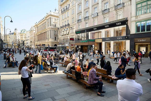 - Wien 31.03.2021 - Coronavirus Krise - Nach den weiter steigenden Infektionszahlen durch das Coronavirus werden von morgen 01.04.21 für Wien , Niederösterreich und das Burgenland neue Massnahmen in Kraft treten. Während der bis 11.04.21 dauernden sog. Osterruhe werde der Handel und alle körpernahen Dienstleistungen geschlossen bleiben. Ausgenommen Supermärkte. Apotheken, Drogerien, Banken etc. Auch dieGastronomie bleibt geschlossen. PHOTO: Zahlreiche Kunden nutzten den letzten Einkaufstag vor Ostern in der Wiener Innenstadt Vienna, Austria - Coronavirus Crisis - After the further increase in the number of infections caused by the coronavirus, new measures will come into force from tomorrow April 1st, 21st for Vienna, Lower Austria a 