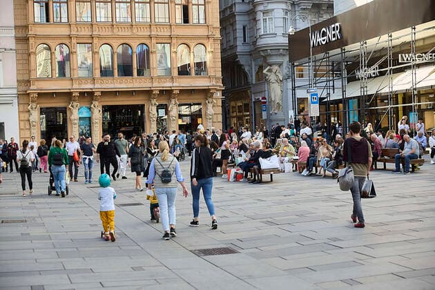 - Wien 31.03.2021 - Coronavirus Krise - Nach den weiter steigenden Infektionszahlen durch das Coronavirus werden von morgen 01.04.21 für Wien , Niederösterreich und das Burgenland neue Massnahmen in Kraft treten. Während der bis 11.04.21 dauernden sog. Osterruhe werde der Handel und alle körpernahen Dienstleistungen geschlossen bleiben. Ausgenommen Supermärkte. Apotheken, Drogerien, Banken etc. Auch dieGastronomie bleibt geschlossen. PHOTO: Zahlreiche Kunden nutzten den letzten Einkaufstag vor Ostern in der Wiener Innenstadt Vienna, Austria - Coronavirus Crisis - After the further increase in the number of infections caused by the coronavirus, new measures will come into force from tomorrow April 1st, 21st for Vienna, Lower Austria a 